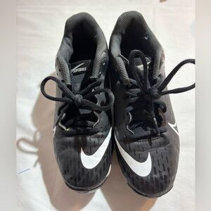 Nike Diamond Kids' Black & White Softball Cleats Sz 4Y